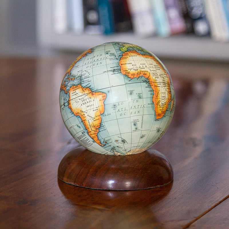 Nauticalia, Globe terrestre sur socle en bois